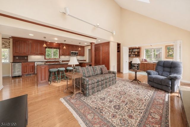 8 Woods Ln, Chatham Boro, NJ 07928