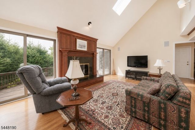 8 Woods Ln, Chatham Boro, NJ 07928