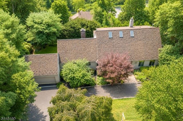 8 Woods Ln, Chatham Boro, NJ 07928