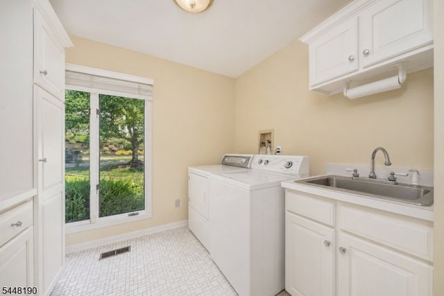 8 Woods Ln, Chatham Boro, NJ 07928