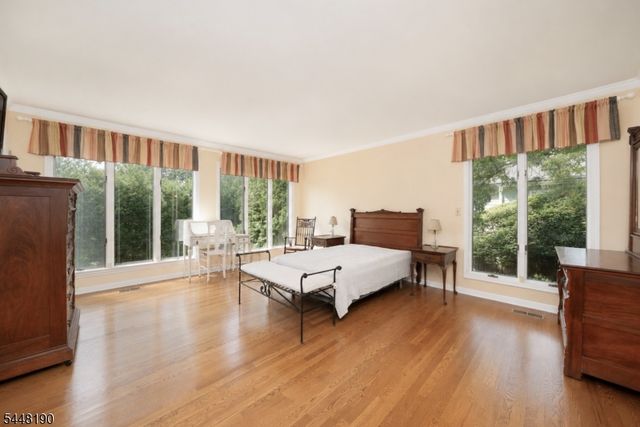 8 Woods Ln, Chatham Boro, NJ 07928