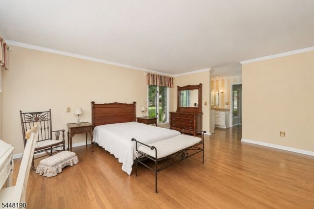 8 Woods Ln, Chatham Boro, NJ 07928