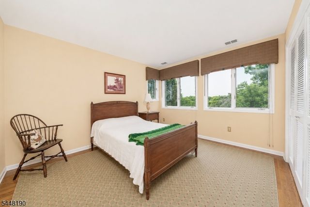 8 Woods Ln, Chatham Boro, NJ 07928