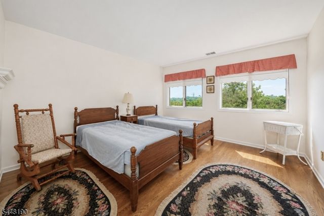 8 Woods Ln, Chatham Boro, NJ 07928