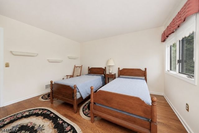 8 Woods Ln, Chatham Boro, NJ 07928