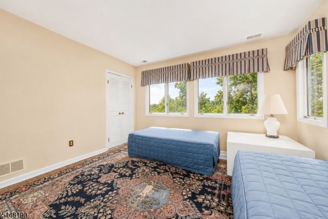 8 Woods Ln, Chatham Boro, NJ 07928