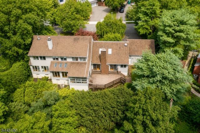 8 Woods Ln, Chatham Boro, NJ 07928