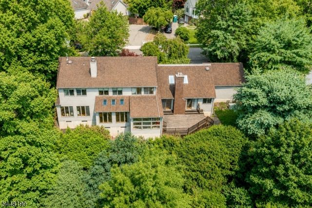 8 Woods Ln, Chatham Boro, NJ 07928