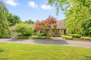 8 Woods Ln, Chatham Boro, NJ 07928