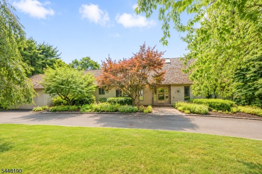 8 Woods Ln, Chatham Boro, NJ 07928