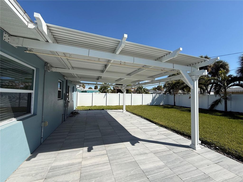 Image 5 of property listing at 450 82ND AVENUE, St Pete Beach, FL 33706