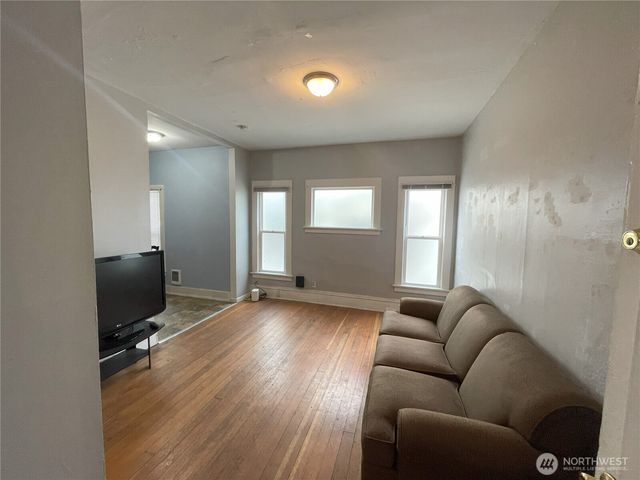 5211 19th Avenue NE, Seattle, WA 98105