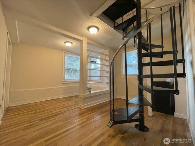 5211 19th Avenue NE, Seattle, WA 98105