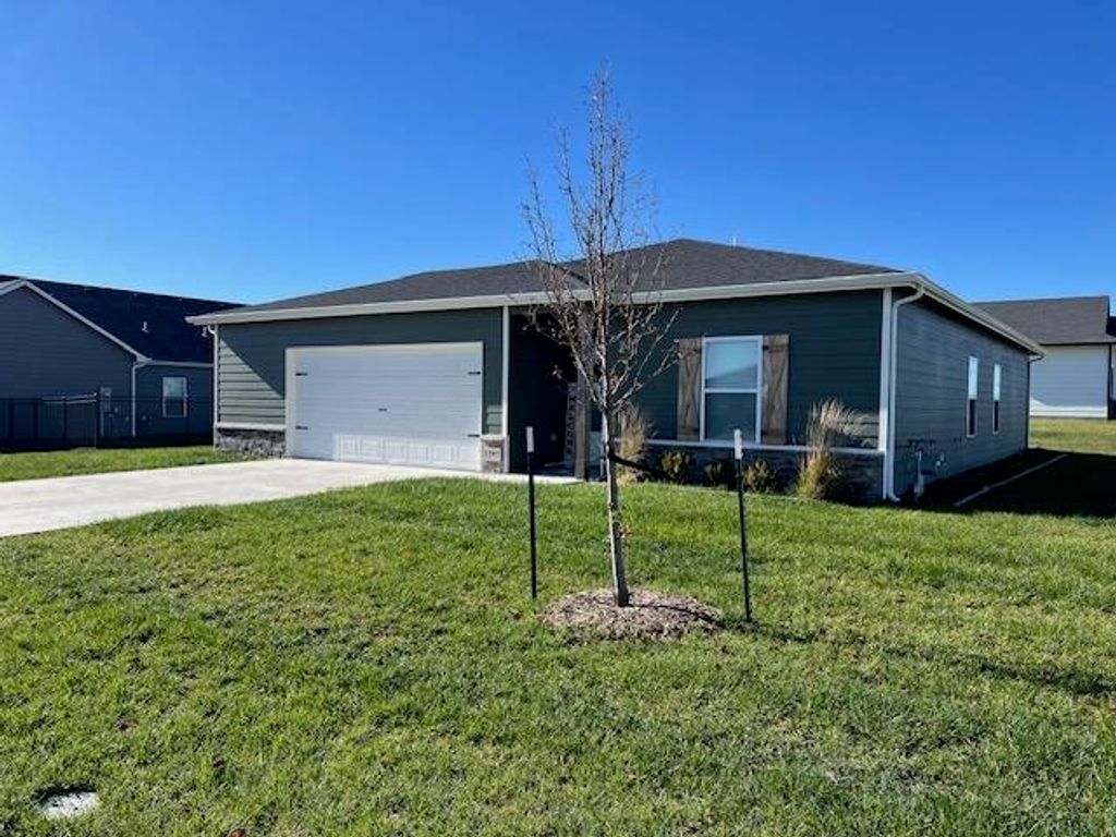 5297 N Cambridge St, Bel Aire, KS 67226