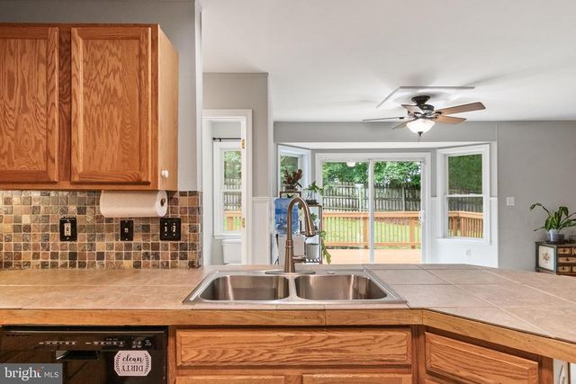 9522 HICKORY HILL DR, Fredericksburg, VA 22408
