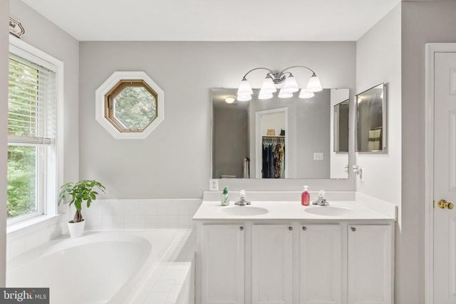 9522 HICKORY HILL DR, Fredericksburg, VA 22408