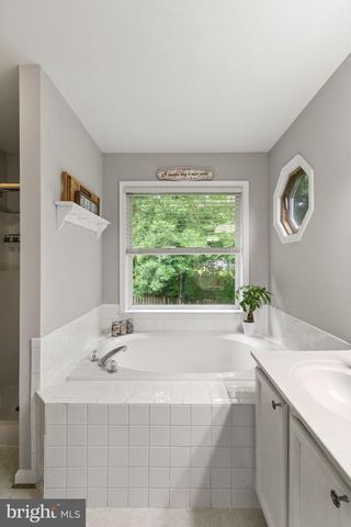 9522 HICKORY HILL DR, Fredericksburg, VA 22408