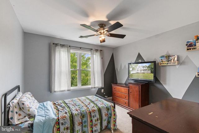 9522 HICKORY HILL DR, Fredericksburg, VA 22408