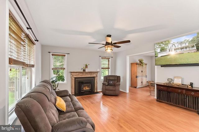 9522 HICKORY HILL DR, Fredericksburg, VA 22408