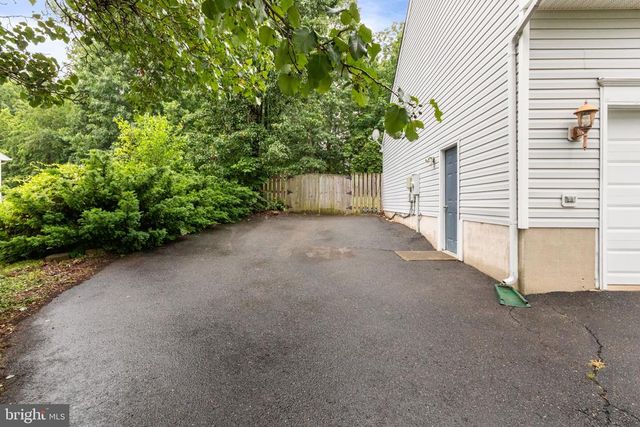 9522 HICKORY HILL DR, Fredericksburg, VA 22408