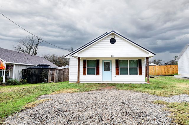 214 E Clay Street, Bowie, TX 76230