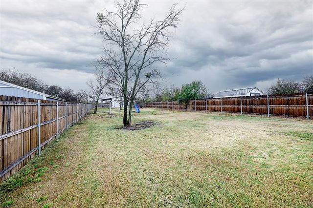 214 E Clay Street, Bowie, TX 76230