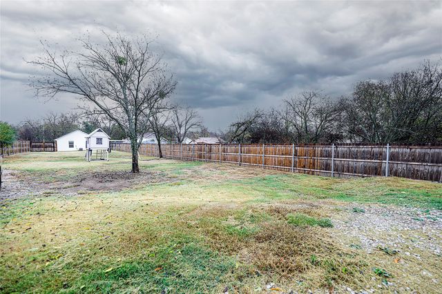 214 E Clay Street, Bowie, TX 76230