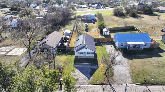 214 E Clay Street, Bowie, TX 76230