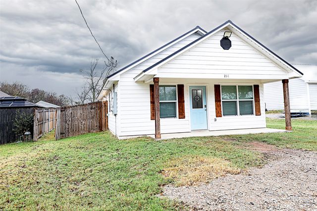 214 E Clay Street, Bowie, TX 76230