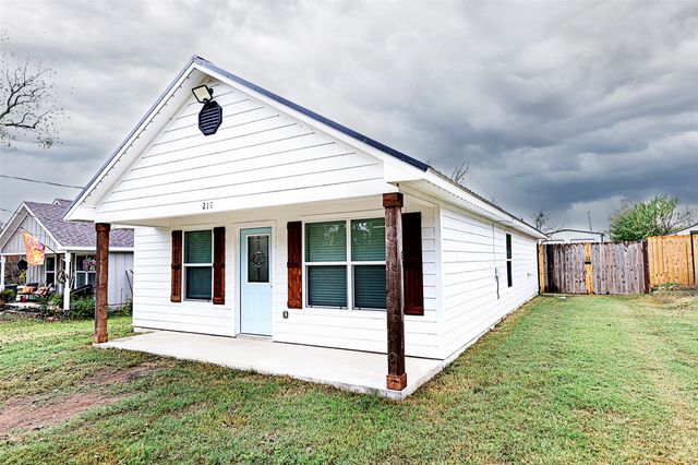 214 E Clay Street, Bowie, TX 76230