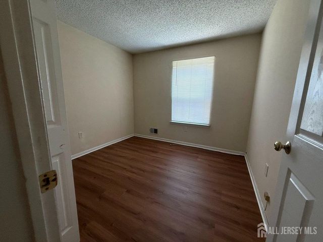 18 Guisborough Way, Edison, NJ 08820