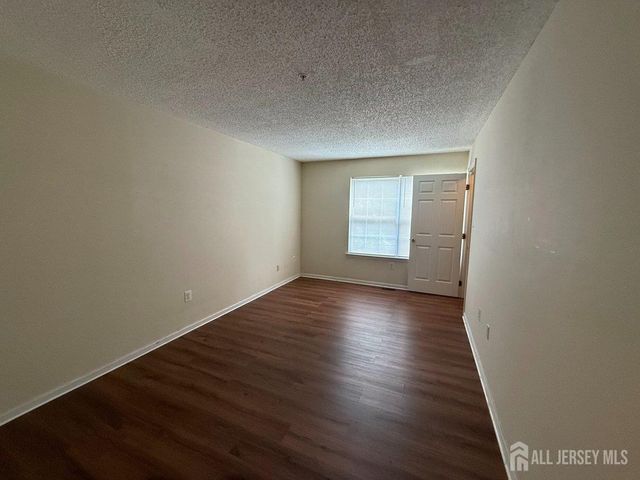18 Guisborough Way, Edison, NJ 08820