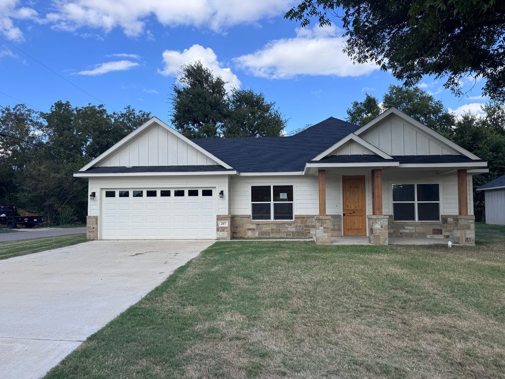 207 S Washington Street, Cleburne, TX 76031 — exterior