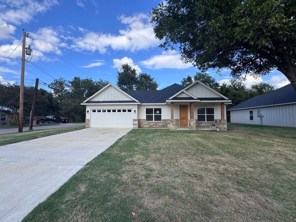 207 S Washington Street, Cleburne, TX 76031 — photo 2