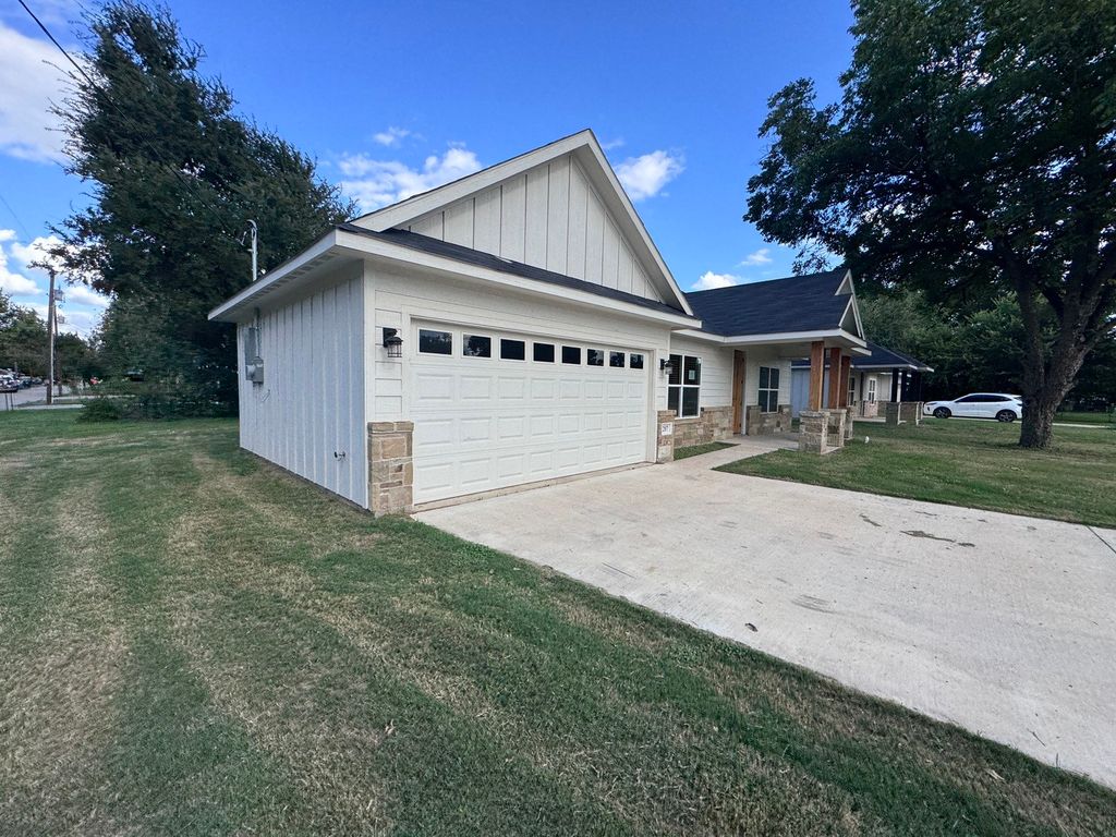 207 S Washington Street, Cleburne, TX 76031 — photo 4
