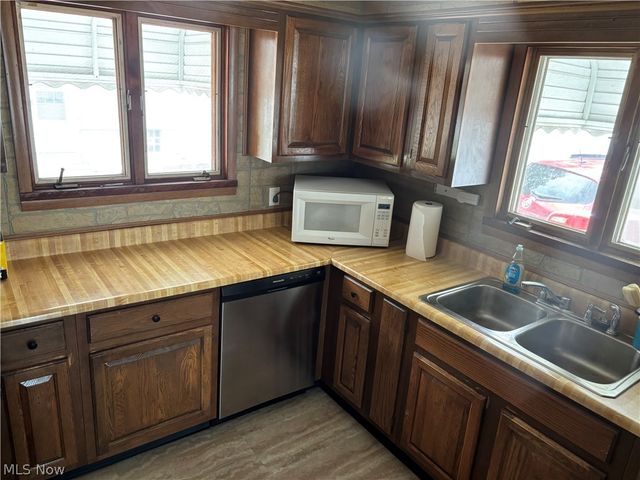 732 Tallmadge Road, Cuyahoga Falls, OH 44221