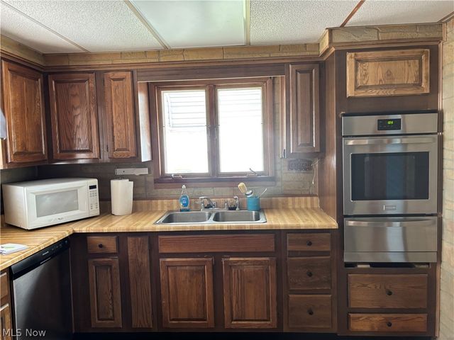 732 Tallmadge Road, Cuyahoga Falls, OH 44221