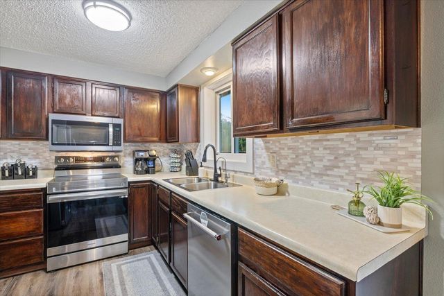 808 Center Drive NW, Chisholm, MN 55719