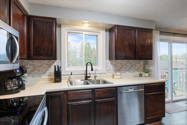 808 Center Drive NW, Chisholm, MN 55719