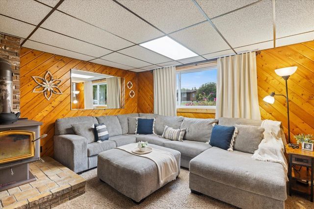 808 Center Drive NW, Chisholm, MN 55719