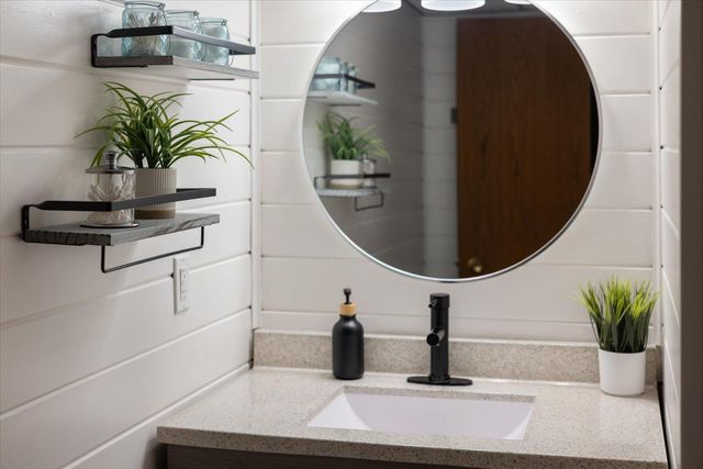 808 Center Drive NW, Chisholm, MN 55719