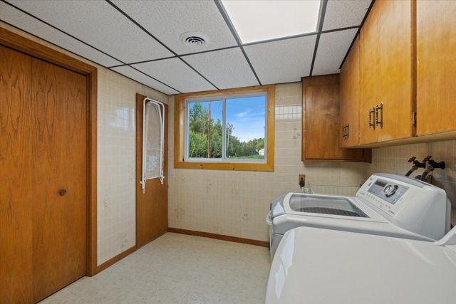 808 Center Drive NW, Chisholm, MN 55719