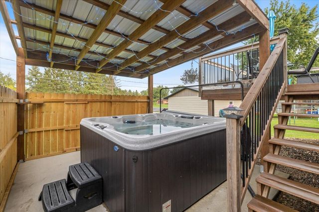 808 Center Drive NW, Chisholm, MN 55719