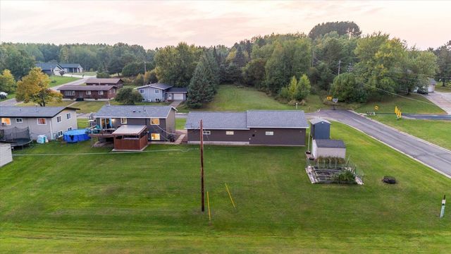 808 Center Drive NW, Chisholm, MN 55719