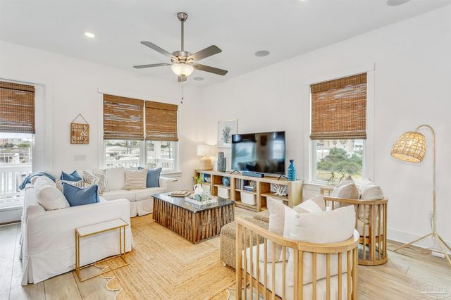 216 Clipper Dr, Pensacola, FL 32507