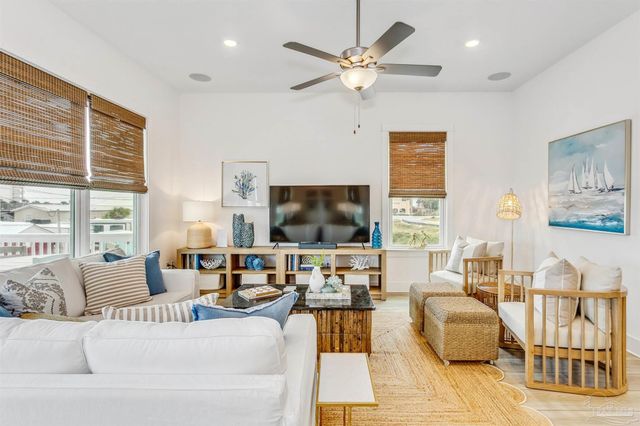 216 Clipper Dr, Pensacola, FL 32507