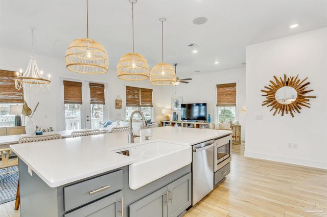 216 Clipper Dr, Pensacola, FL 32507