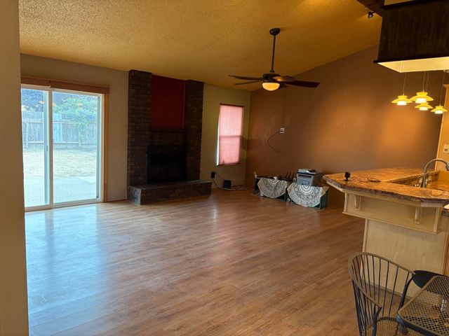 808 Vine Street, Exeter, CA 93221