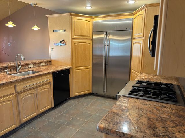 808 Vine Street, Exeter, CA 93221