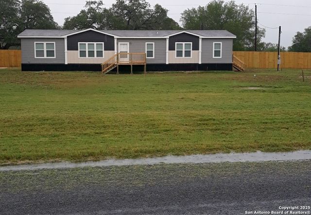 112 County Road 158, Floresville, TX 78114